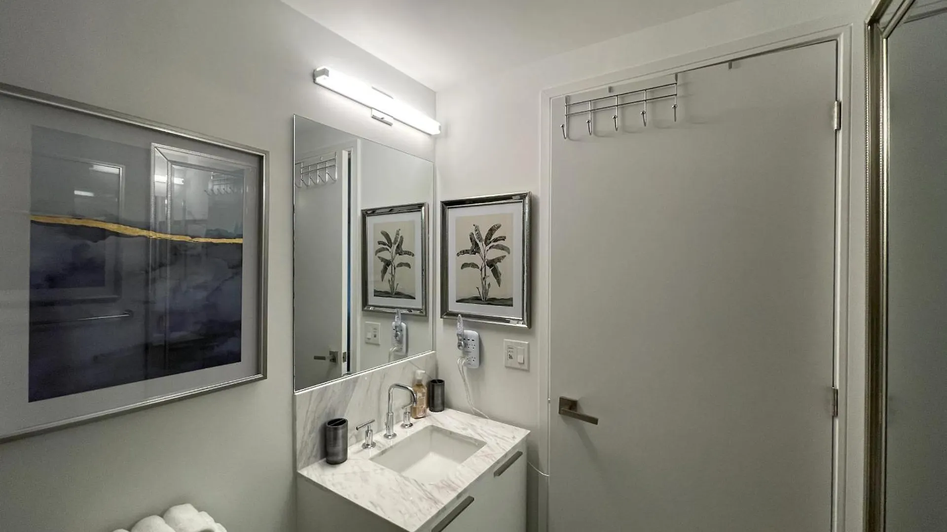 Toronto Bloor & Yonge Luxury Condo Apartment