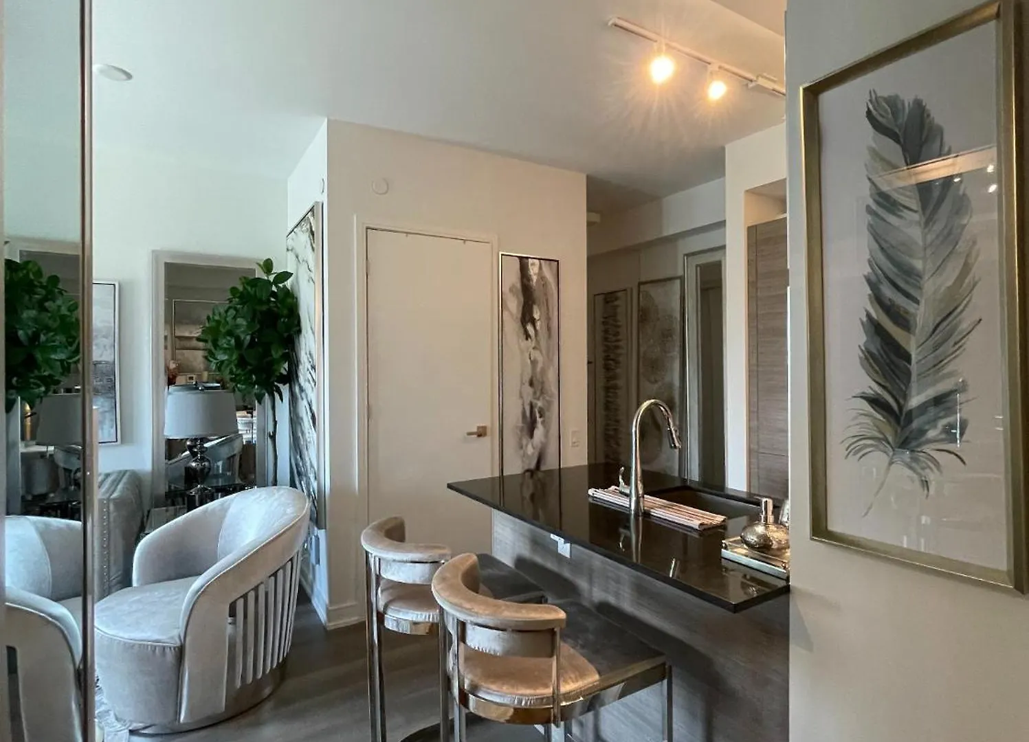 Toronto Bloor & Yonge Luxury Condo Apartment